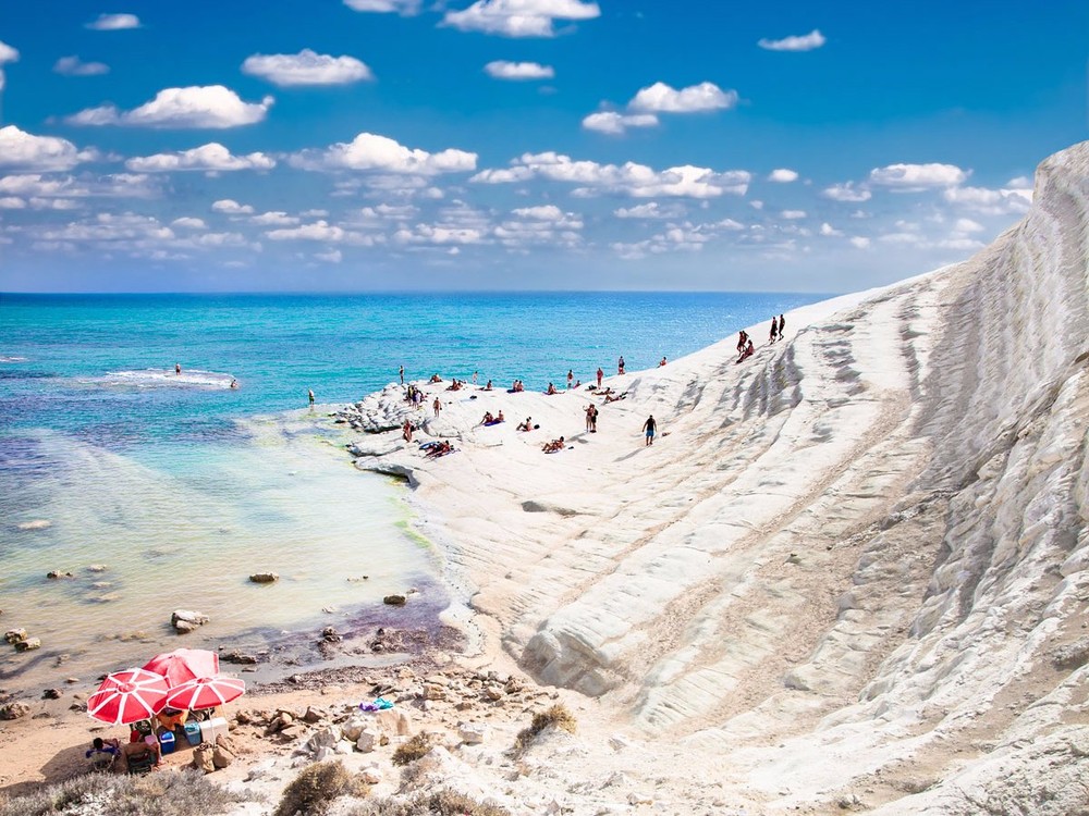 Bãi biển Scala dei Turchi ở Agrigento, Italy.